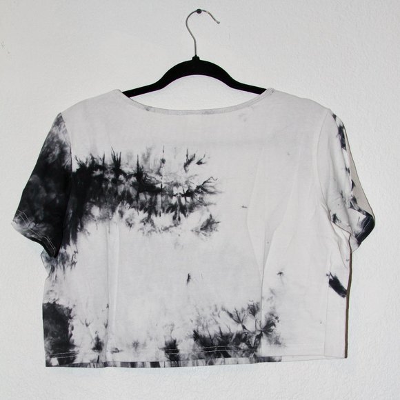 🌸 H&M Black & White Tie-Dye Crop Top  🌸 - Picture 2 of 2